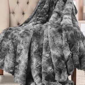 Luxurious Gray Faux Fur Throw Blanket